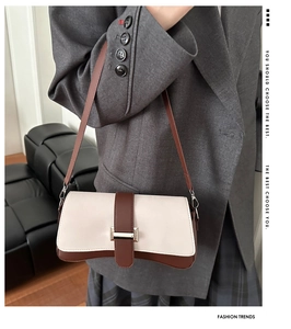 Detailansicht der Vintage-Schultertasche mit beigem Korpus und braunem Lederriemen