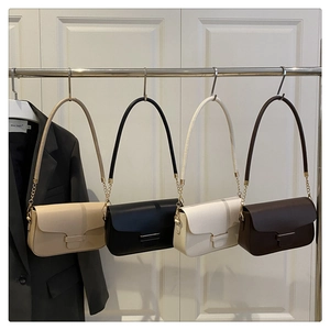 Vue détaillée de sacs à bandoulière carrés en coloris kaki, noir, crème et café foncé
