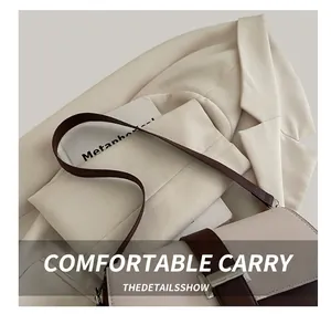 Nahaufnahme einer französischen Vintage-Baguette-Tasche mit braunem Leder und Metallschnalle