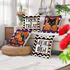 Set di quattro federe per cuscini di Halloween con gatto nero e temi di streghe sul divano