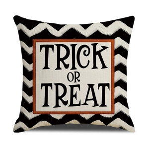 Dettaglio della federa Halloween Trick or Treat con texture ondulata bianca e nera