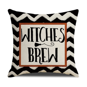 Dettaglio copricuscino Halloween con testo Witches Brew e finiture arancioni nitide