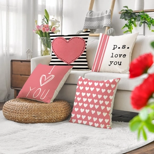 Juego de cuatro fundas de cojín de San Valentín con corazones rosas y letras románticas