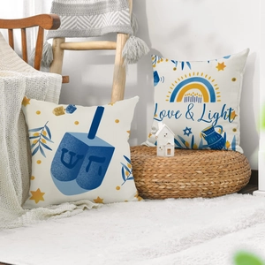Housse de coussin Hanoukka en lin avec imprimé Love & Light et motif de toupie bleue