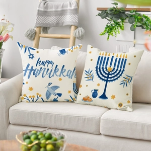 Détail de housses de coussin en lin Hanoucca avec Menorah et motifs bleu et doré