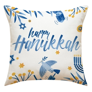 Détail d'une housse de coussin Hanoucca en lin avec motifs Menorah et Étoile de David