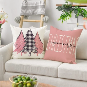 Dettaglio di federe natalizie in lino con albero rosa e scritta Merry Christmas