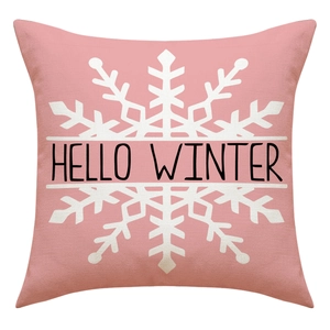 Dettaglio del copricuscino rosa in lino con fiocchi di neve e scritta HELLO WINTER