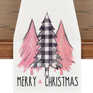 Dettaglio di runner natalizio bianco con alberi rosa e scritta Merry Christmas