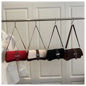 Auswahl an stilvollen Schultertaschen in Rot, Beige und Schwarz mit elegantem H-Verschluss