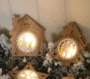 Leuchtende Weihnachtsanhänger aus Holz mit warmem LED-Licht und rustikalem Hanfseil