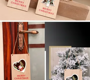 Dettaglio del cartello natalizio in legno con corda di iuta e decorazioni festive intagliate