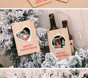 Dettaglio di targhe natalizie in legno con renna e scritta Merry Christmas per porte