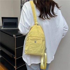 Modische gelbe Nylon Umhängetasche im minimalistischen Design für den Alltag