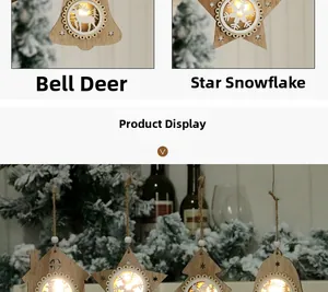 Nahaufnahme von Weihnachtsanhängern aus Holz mit warmen LEDs und Rentier-Schnitzereien