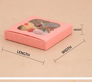 Dimensions de la boîte cadeau rose indiquant la longueur, largeur et hauteur avec peluche