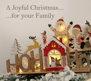 Détail de déco de Noël en bois LED avec Père Noël, rennes et lumière chaude douce