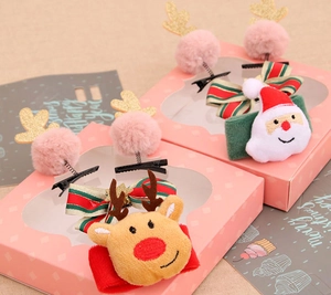 Détail de pinces à cheveux de Noël avec Père Noël, renne et pompons en peluche doux