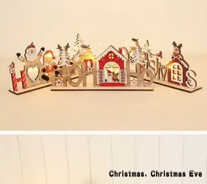 Détail d'ornements de Noël en bois découpé au laser avec LED et motifs de Père Noël