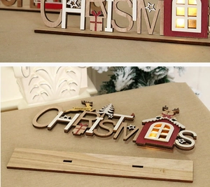 Détail de l'enseigne de Noël LED en bois montrant la base DIY et l'effet de lumière