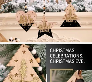 Détail des ornements de Noël en bois avec texte XMAS doré et rennes suspendus à la cheminée