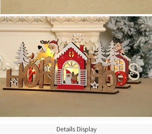 Détail du décor LED de Noël HO HO HO en bois avec gravure de renne et du Père Noël