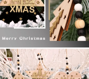Détail de pendentifs de Noël en bois avec texte XMAS doré et perles noires et blanches