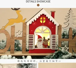 Détail de maison de Noël LED en bois rouge avec lettres HO HO et silhouettes de rennes