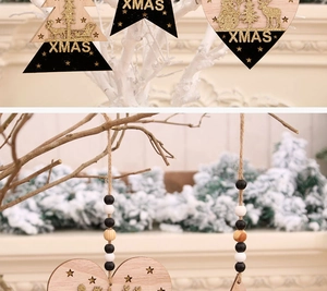 Détail des ornements de Noël en bois noir et doré avec motifs scintillants et perles