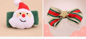 Détail d'une pince Père Noël en peluche et d'un nœud étoilé festif pour les cheveux