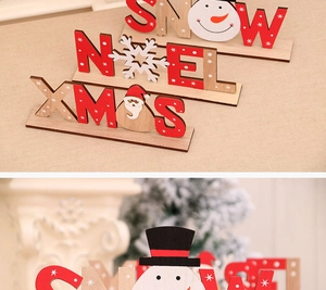 Dettaglio macro di cartelli natalizi in legno con disegni festivi SNOW, NOEL e XMAS