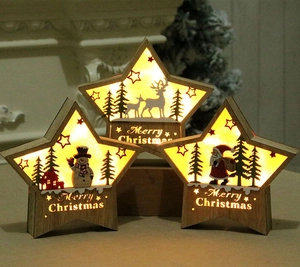 Detail von hölzernen LED-Weihnachtssternen mit warmem Licht und festlichen Rentiersilhouetten