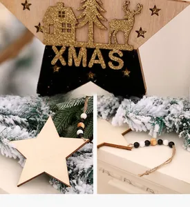 Détail macro d'une étoile en bois de Noël avec renne doré et gravure festive XMAS