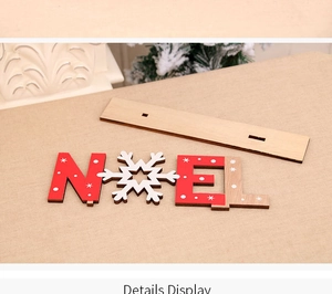 Dettaglio delle lettere NOEL in legno rosso con motivi a fiocco di neve e base