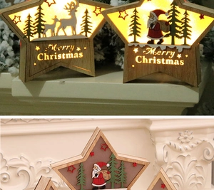 Detail eines hölzernen Weihnachtssterns mit Schnitzerei und warmem LED-Lichteffekt