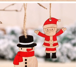Detalle de adornos navideños de madera pintada con Papá Noel y un muñeco de nieve
