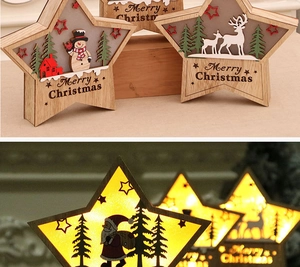 Detail eines hölzernen Weihnachtssterns mit beleuchteter Wald- und Hirschsilhouette