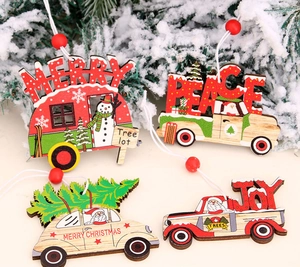 Détail de quatre suspensions de Noël en bois coloré avec motifs de voitures et Père Noël