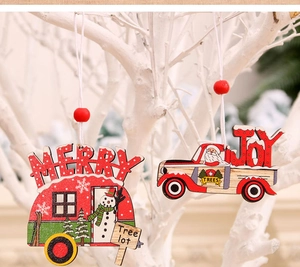 Détail d'ornements de camions de Noël en bois avec texte Merry et Joy sur des branches