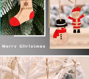 Detalle de colgantes navideños de madera pintada con muñeco de nieve en el árbol