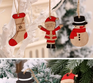 Detalle de adornos navideños de madera con cuerda de cáñamo en ramas festivas