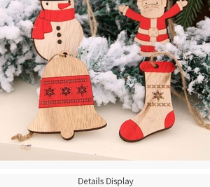 Primer plano de adornos navideños de madera pintados con formas de muñeco de nieve y campana