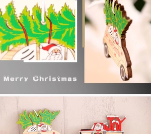 Détail de pendentifs de Noël en bois avec voiture rouge et lettres JOY pour le sapin