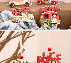 Vue détaillée d'ornements de Noël en bois coloré avec motifs festifs de Père Noël et bonhommes de neige