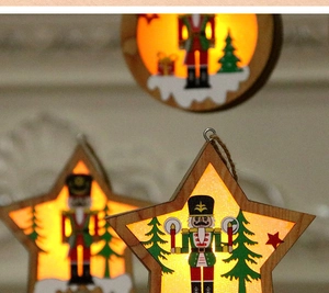Dettaglio di ornamento natalizio in legno a LED con schiaccianoci e luce calda soffusa