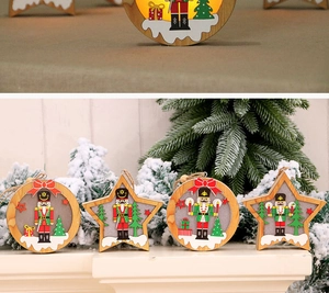 Dettaglio di ornamenti natalizi a forma di schiaccianoci in legno con luci LED
