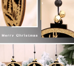 Detail van houten kerstversiering met gouden glitters, rendiersnijwerk en kleine bellen