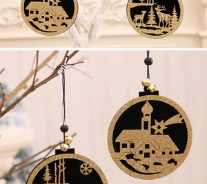 Detailopname van gouden rendierhangers aan witte takken met feestelijke bellen