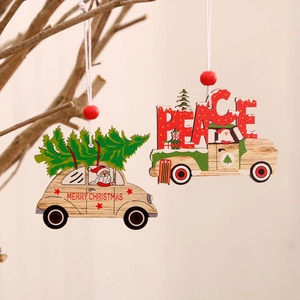 Décorations de Noël en bois avec motifs de voiture peints suspendues à une branche