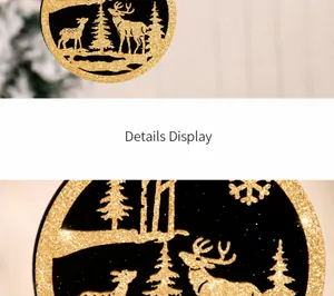 Detalle de renos y bosque con purpurina en adorno navideño de madera